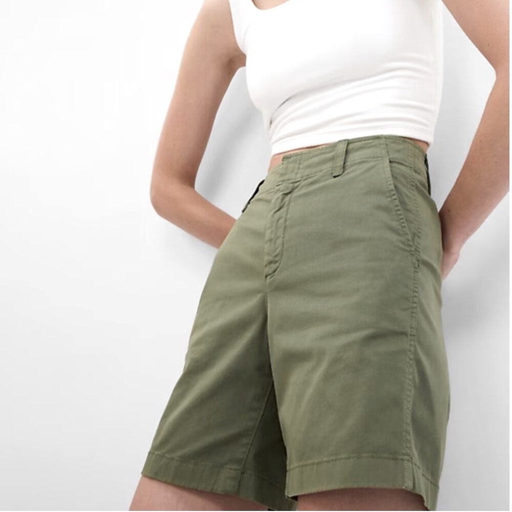 GAP 7" Inseam Downtown Khaki Bermuda Style Short Desert Cactus Green Sz 8 - Picture 2 of 11